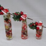 サンタの帽子とクリスマスらしい飾りがワンポイントのハーバリウム。