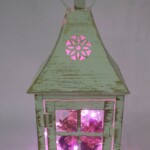 ランタンに多肉の寄せ植えとLEDライトを入れた商品です。お部屋の癒しアイテムとして、いかがでしょうか?