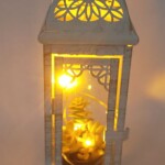 ランタンに多肉の寄せ植えとLEDライトを入れた商品です。お部屋の癒しアイテムとして、いかがでしょうか?