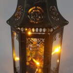 ランタンに多肉の寄せ植えとLEDライトを入れた商品です。お部屋の癒しアイテムとして、いかがでしょうか?
