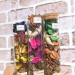 ドライフラワーや綿花の殻などのカラフルで自然な素材を瓶詰めして香りが付けてあります。
ふたを開ければお部屋に香りが広がります。