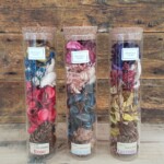 ドライフラワーや綿花の殻などのカラフルで自然な素材を瓶詰めして香りが付けてあります。
ふたを開ければお部屋に香りが広がります。