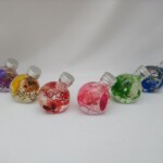 ビンを立てたり、傾けたりできるハーバリウムです。お部屋のインテリアとしていかがでしょうか?