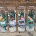 ラフルなスワッグフラワーをボトルにつめた商品です。
LEDもついてインテリアとしていかがでしょうか。