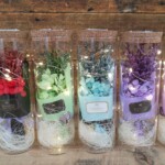 カラフルなスワッグフラワーをボトルにつめた商品です。
LEDもついてインテリアとしていかがでしょうか。