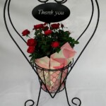 ハートのアイアンの中にミニバラが入った可愛らしいバスケットです。