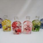 ウィスキーボトルに花材を入れたおしゃれなハーバリウムです。