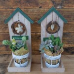 ウッドハウスに多肉が入るワイヤーバスケットがセットされた可愛い商品です。