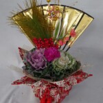 金色の扇と豪華な巾着が印象的な商品。床の間などに置いても存在感を放ちます。