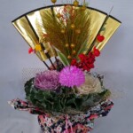 金色の扇と豪華な巾着が印象的な商品。床の間などに置いても存在感を放ちます。