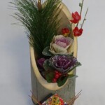 本物の竹の器に入ったお正月飾り。コンパクトで飾り場所を選びません。