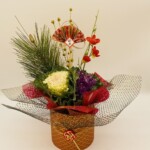 筒型の鉢に和紙や水引きなどを使ったお正月商品です。