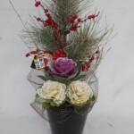 大きな飾りをつけた商品で松にはザラメ雪が積もって、お正月の雰囲気を出してくれる商品です。