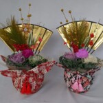 金色の扇と豪華な巾着が印象的な商品です。床の間などに置いても存在感を放ちます。