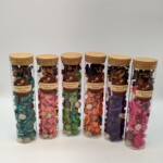 ドライフラワーや綿花の殻などのカラフルで自然な素材を瓶詰めして香りが付けてあります。ふたを開ければお部屋に香りが広がります。