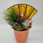 金色の扇が印象的なお正月飾りです。