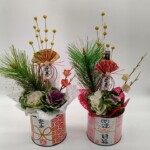 お手軽に飾れるブリキタイプのお正月飾り。 玄関先やリビングなどで引っ掛けても飾れるタイプです。