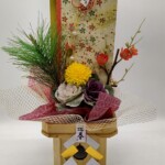 三宝を使ったお正月飾りです。背面の掛け軸も良く映えます。