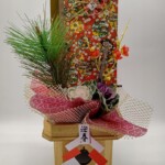 三宝を使ったお正月飾りです。背面の掛け軸も良く映えます。