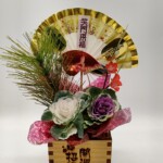 縁起の良い開運枡に末広がりの扇が付いた商品です。