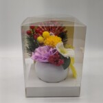 お正月らしく松や南天などをあしらったソープフラワー。どこにでも置けて手間いらず。