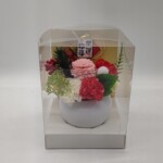 お正月らしく松や南天などをあしらったソープフラワー。どこにでも置けて手間いらず。