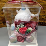 可愛らしいユニコーンにソープフラワーを抱かせ、クリアケースに入れた商品。