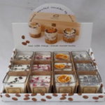 おしゃれなスクエアグラスに香り付きキャンドルが入った商品。4種類の香りがお楽しみいただけます。