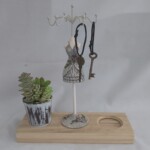 ドール型のスタンドにお気に入りのアクセサリーやカギなどかけて、玄関やお部屋のインテリアにいかがでしょうか。