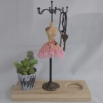 ドール型のスタンドにお気に入りのアクセサリーやカギなどかけて、玄関やお部屋のインテリアにいかがでしょうか。