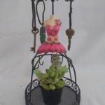 ドール型のスタンドにお気に入りのアクセサリーやカギなどかけて、玄関やお部屋のインテリアにいかがでしょうか。